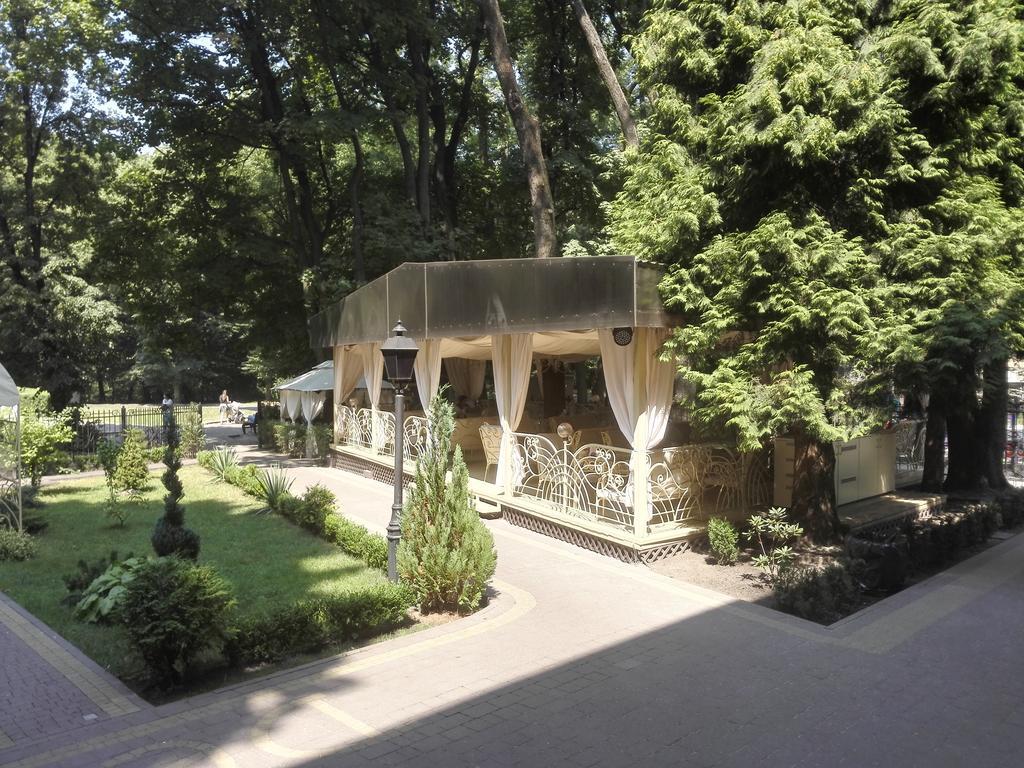 Hotel Delice à Lviv Extérieur photo