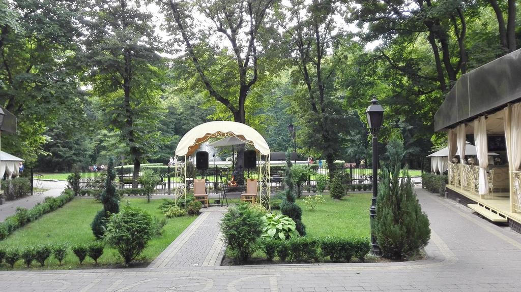 Hotel Delice à Lviv Extérieur photo
