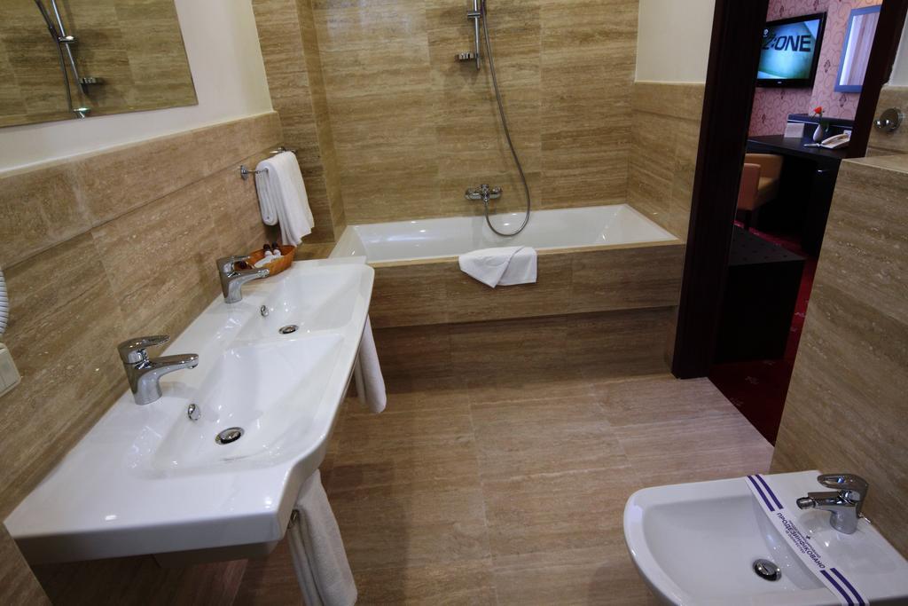 Hotel Delice à Lviv Extérieur photo