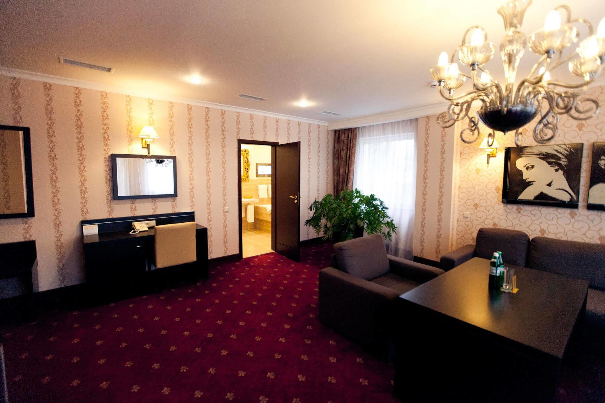 Hotel Delice à Lviv Extérieur photo