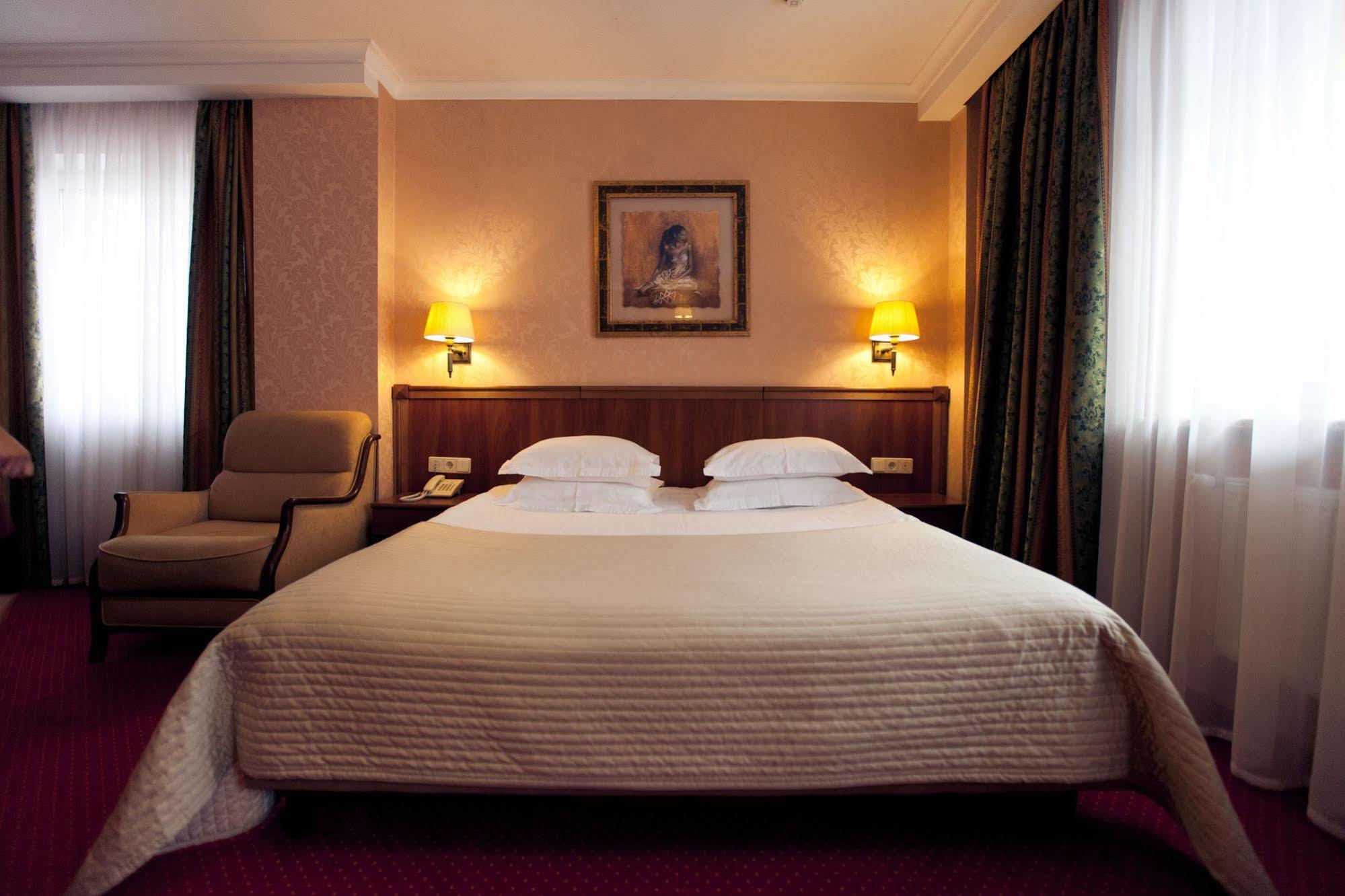 Hotel Delice à Lviv Extérieur photo