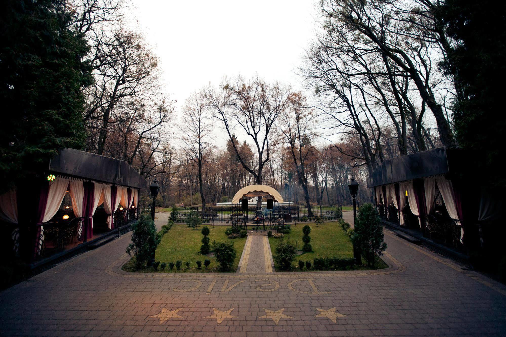 Hotel Delice à Lviv Extérieur photo